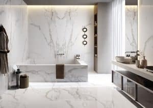 Fliesendorf zeigt exquisites Badezimmer mit XXL-Marmor-Wandplatten, Bodenfliesen und großer quadratischer Badewanne im gleichen Design.
