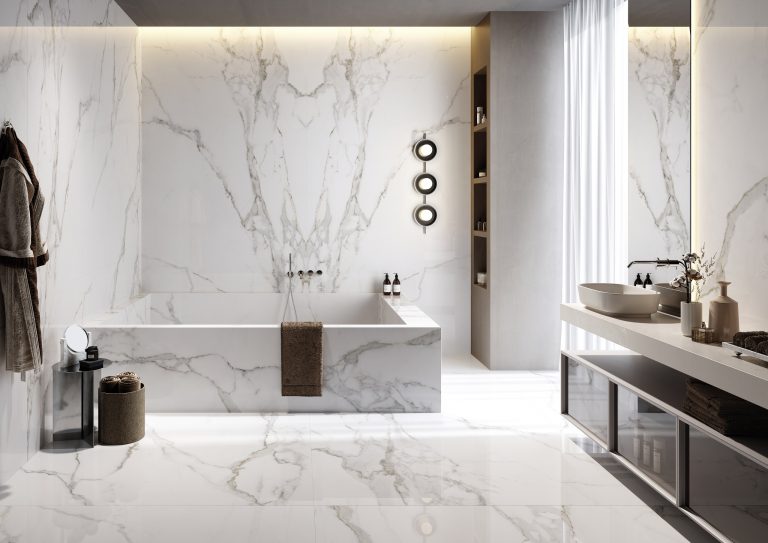Fliesendorf zeigt exquisites Badezimmer mit XXL-Marmor-Wandplatten, Bodenfliesen und großer quadratischer Badewanne im gleichen Design.