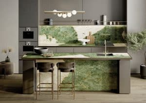 Fliesendorf zeigt exquisite Küche mit beige und grün gemusterten Marmorplatten auf Küchenfront, Rückwand und Arbeitsplatten.
