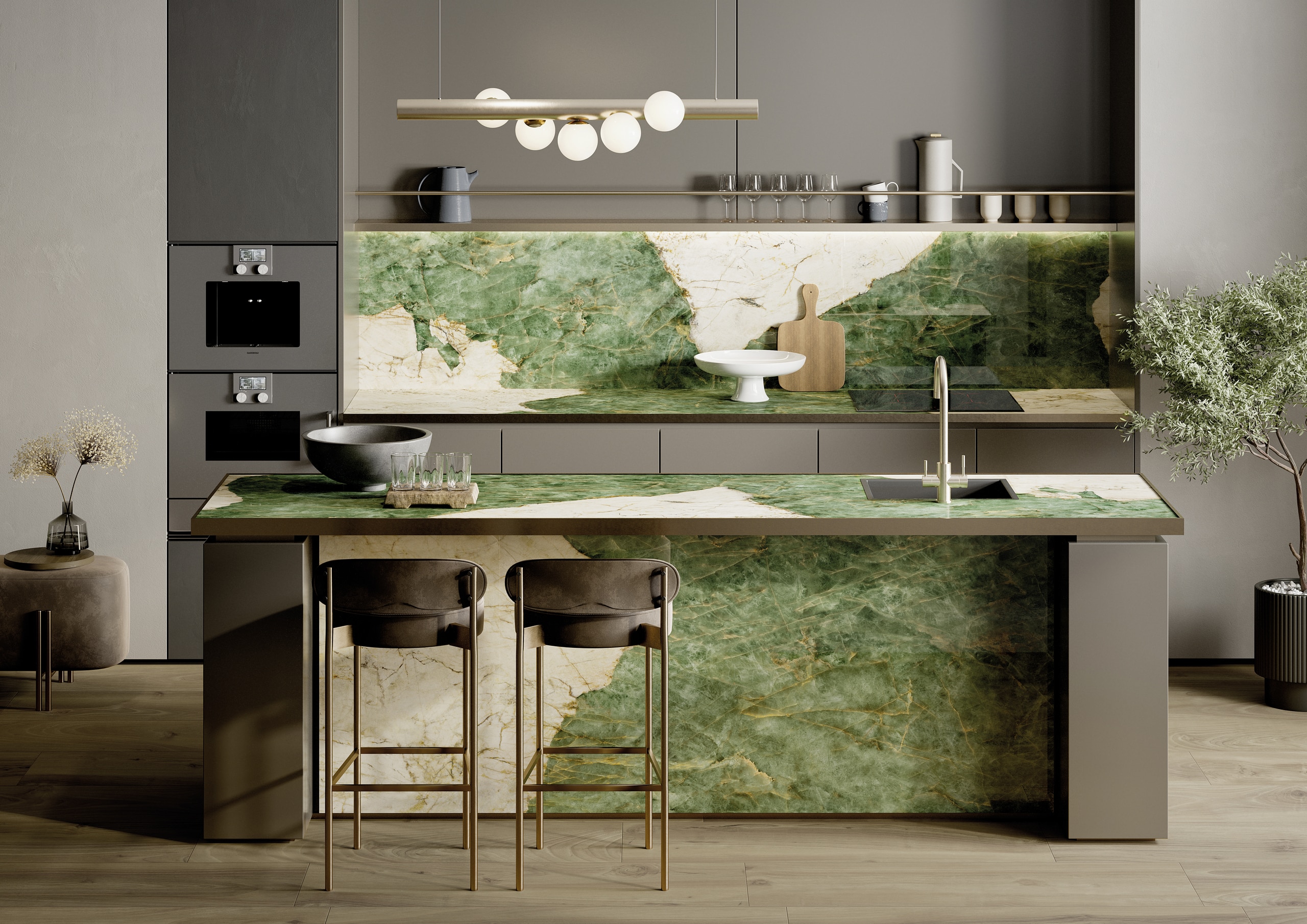 Fliesendorf zeigt exquisite Küche mit beige und grün gemusterten Marmorplatten auf Küchenfront, Rückwand und Arbeitsplatten.