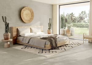 Schlafzimmer mit natürlichen Materialien, warmen Holztönen, mediterranem, ruhigem Ambiente und Wand- und Bodenfliesen von Fliesendorf.