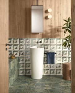 Badezimmer mit warmen Holztönen und grün-weißen Damier-Fliesen an der Wand und dazupassenden grünen Marmorfliesen als Verkleidung der gemauerten Badewanne und als Bodenfliesen as der Dimore-Reihe von Fliesendorf.
