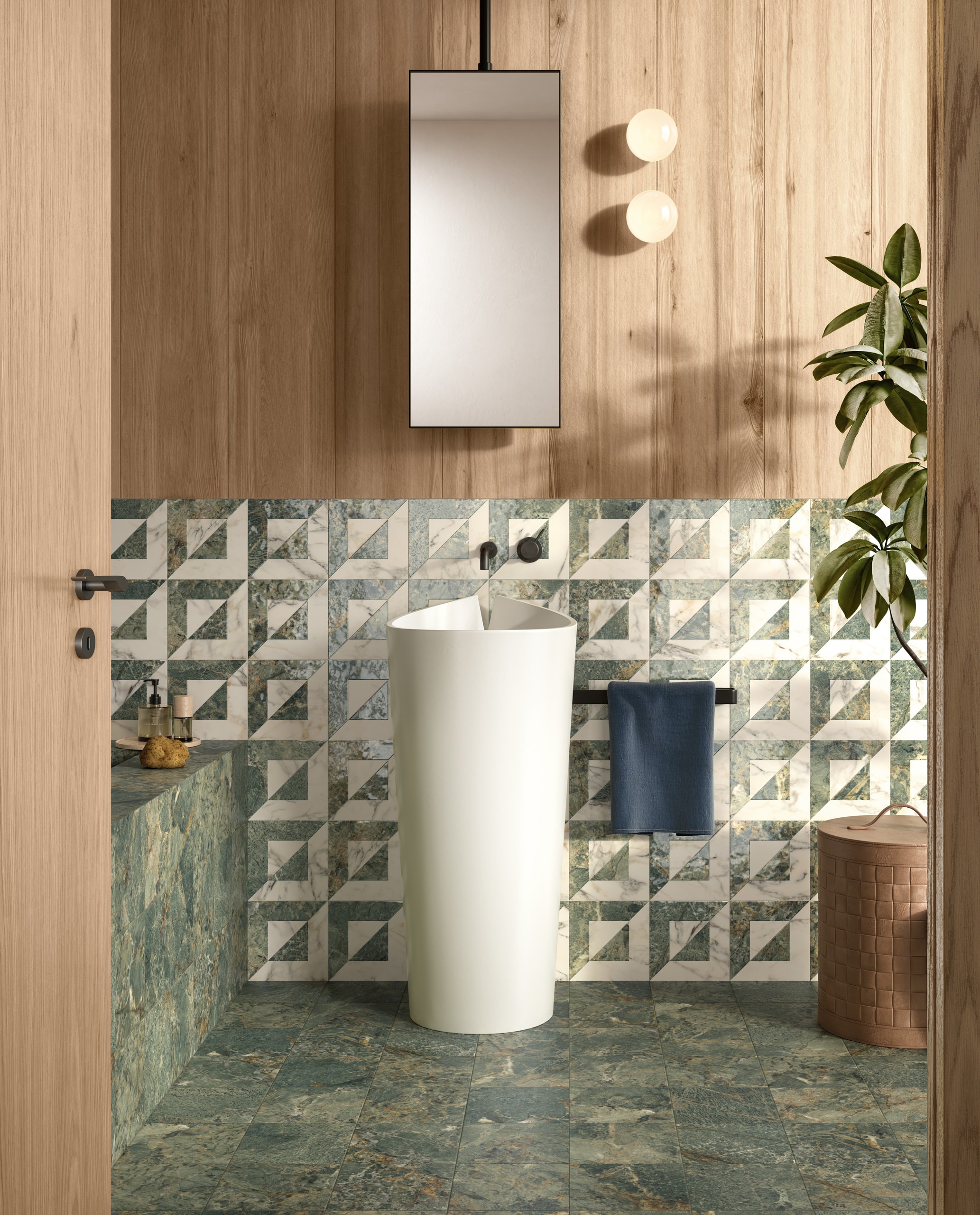 Badezimmer mit warmen Holztönen und grün-weißen Damier-Fliesen an der Wand und dazupassenden grünen Marmorfliesen als Verkleidung der gemauerten Badewanne und als Bodenfliesen as der Dimore-Reihe von Fliesendorf.