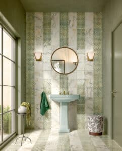 Badezimmer mit grün-weißen Damier-Mosaikfliesen und dazupassenden weissen Marmorfliesen ausgerichtet in vertikalen Streifen an Wand und Boden aus der Dimore-Reihe von Fliesendorf.