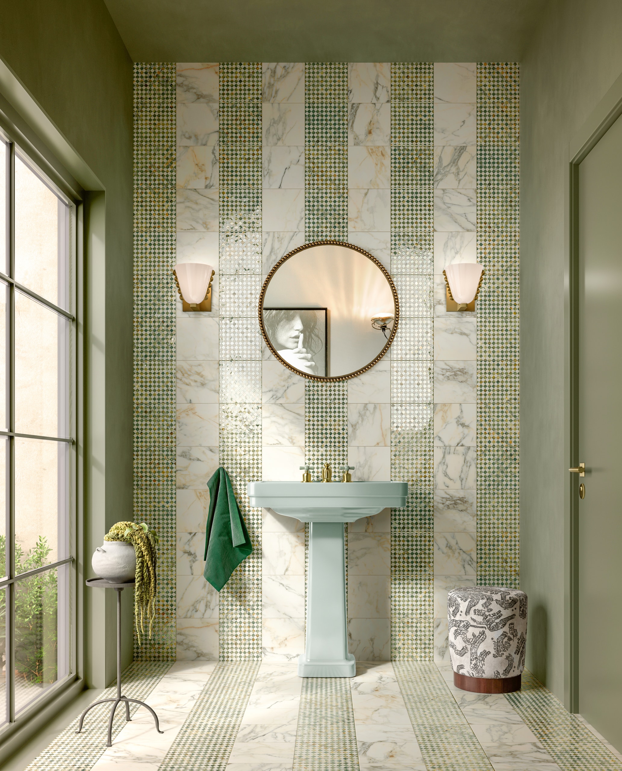 Badezimmer mit grün-weißen Damier-Mosaikfliesen und dazupassenden weissen Marmorfliesen ausgerichtet in vertikalen Streifen an Wand und Boden aus der Dimore-Reihe von Fliesendorf.