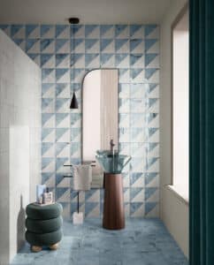 Badezimmer mit blau-weißen Damier-Fliesen passenden blauen Marmor-Bodenfliesen und weissen Marmorfliesen an der raumteilenden Wand aus der Dimore-Reihe von Fliesendorf.