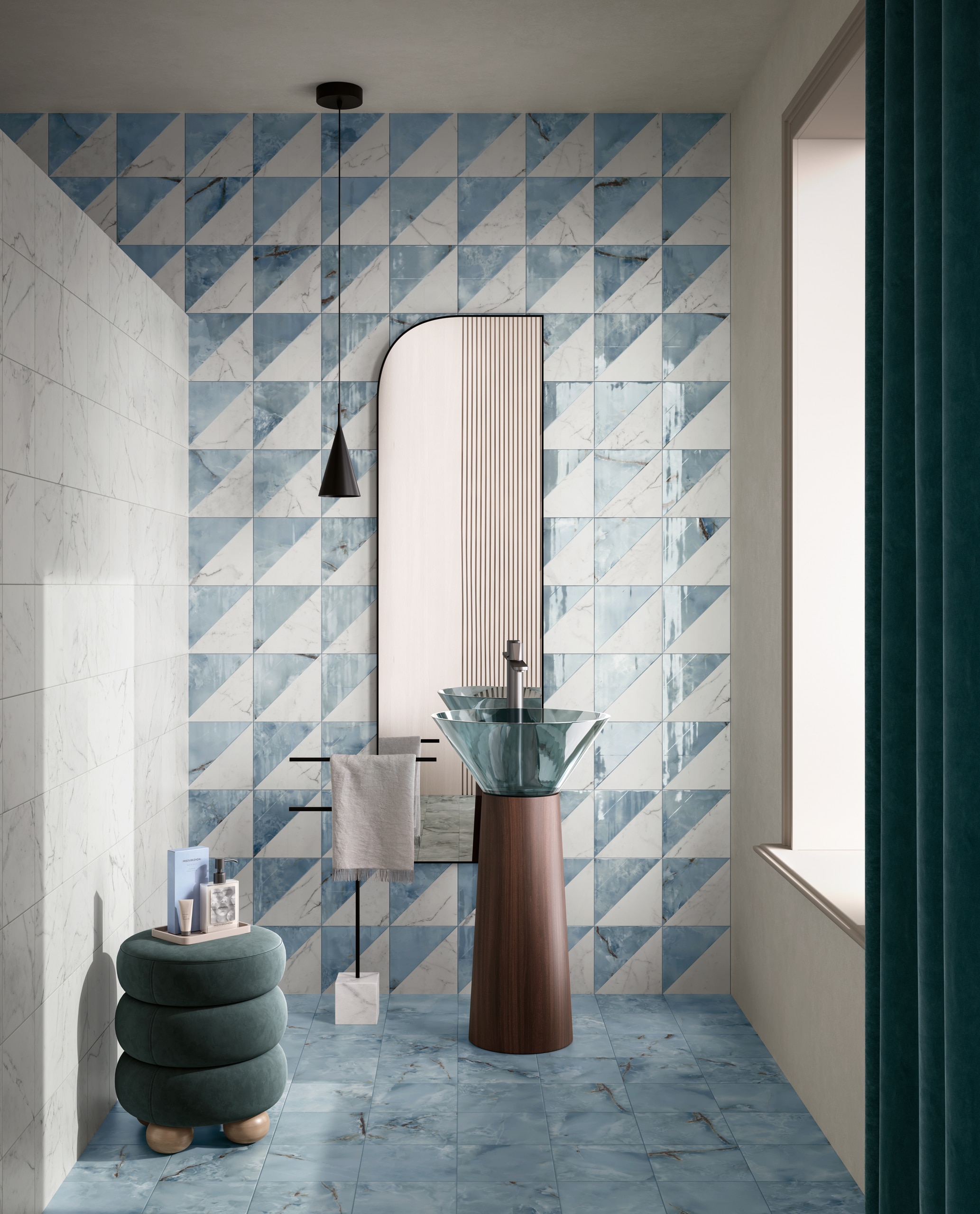 Badezimmer mit blau-weißen Damier-Fliesen passenden blauen Marmor-Bodenfliesen und weissen Marmorfliesen an der raumteilenden Wand aus der Dimore-Reihe von Fliesendorf.