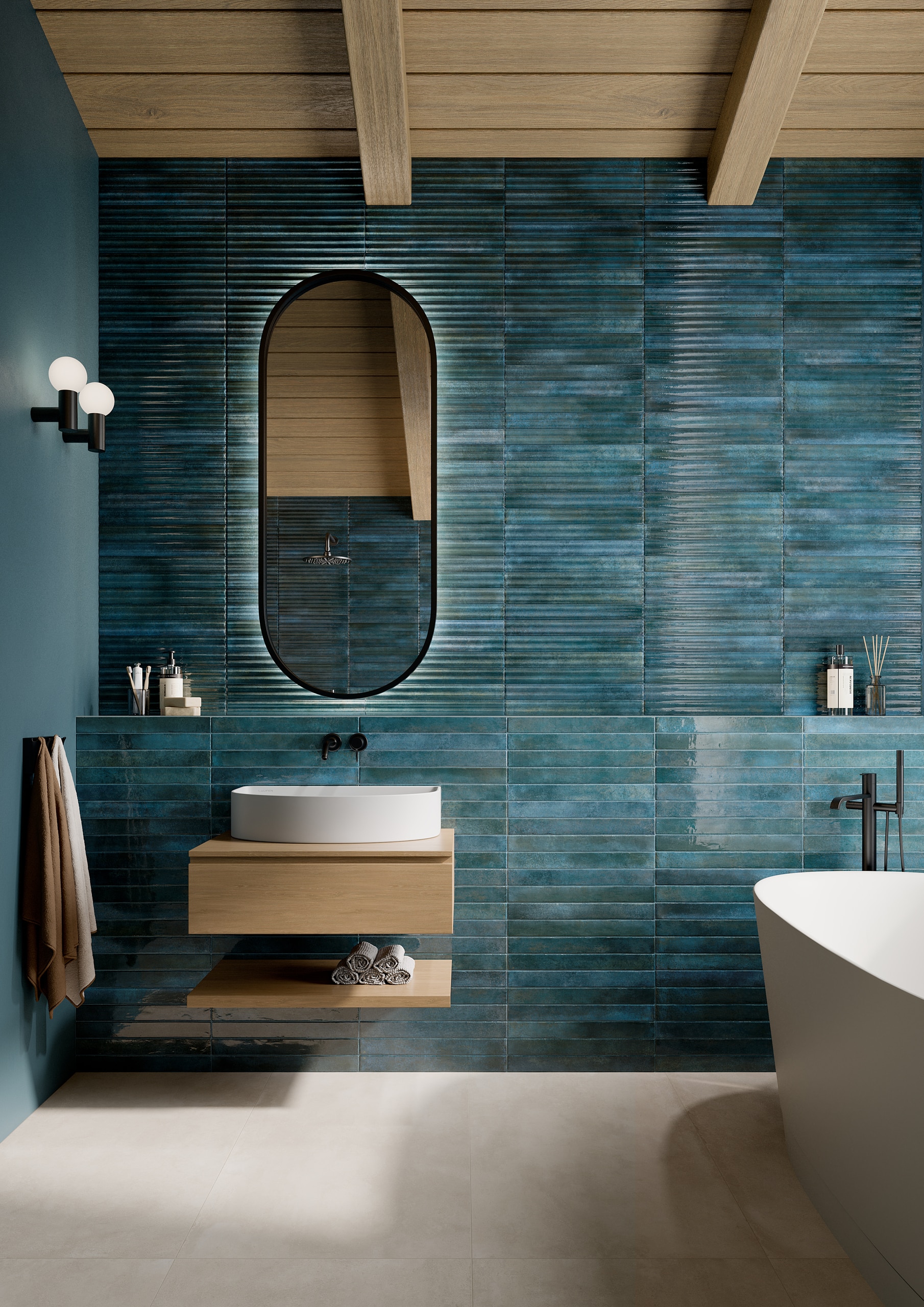 Badezimmer mit blauen Stab- und Riffelfliesen an der Wand aus der Life-Reihe von Fliesendorf, kombiniert mit warmer Holzdeckenverkleidung und hellen Bodenfliesen.