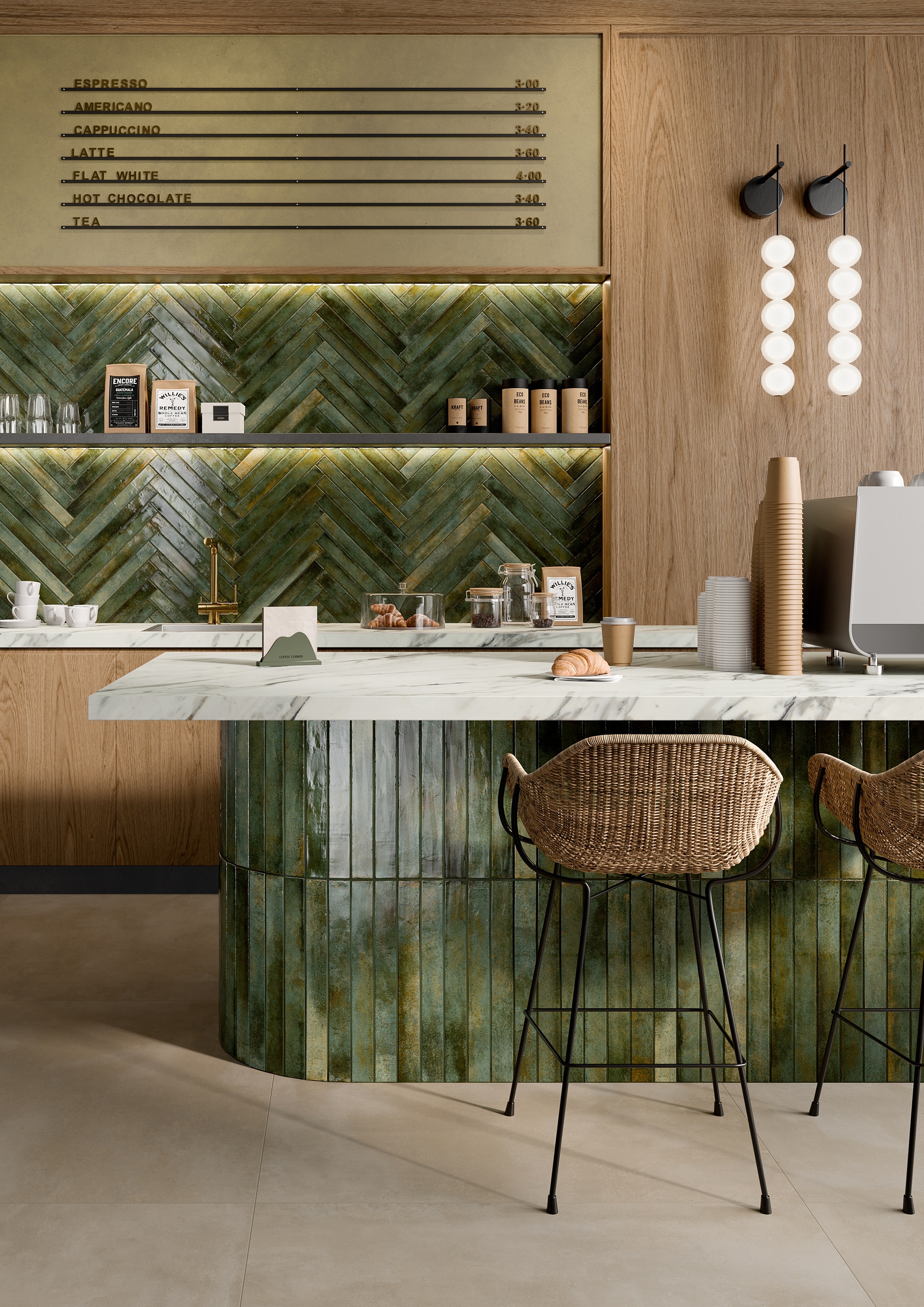 Küchenbar mit grünen Stabfliesen mit Patina an der Barfront und im Fischgrätmuster an der Küchenrückwand verlegt aus der Life-Reihe von Fliesendorf, kombiniert mit warmen Holzelementen und weissen Marmorarbeitsplatten.