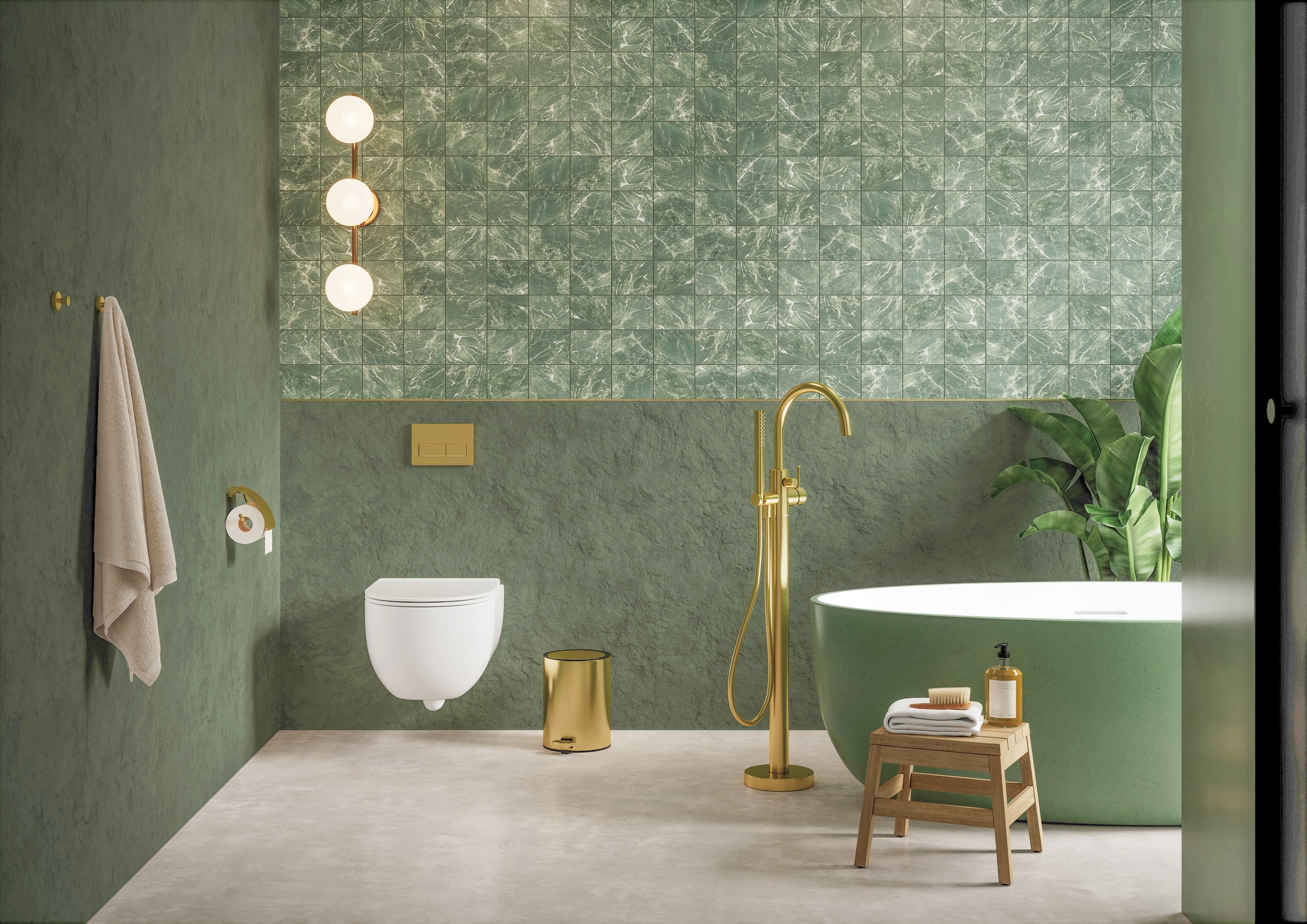 Badezimmer mit grünen Marmorwandfliesen, großformatigen hellen Steinbodenfliesen, freistehender grüner Badewanne mit Messingarmaturen von Fliesendorf.