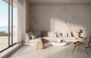 Wohnzimmer mit Zugang zur Dachterrasse, großformatigen hellen Fliesen an Wand und Boden aus der Midi-Reihe von Fliesendorf, kombiniert mit natürlichen Materialien, warmen Holzelementen.