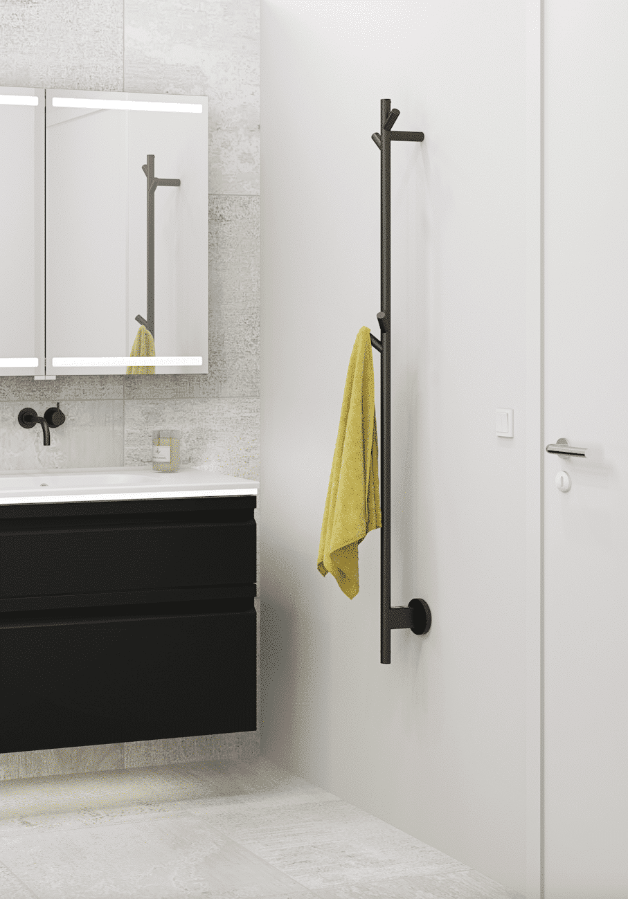 Frauenthal zeigt ein gefliestes Badezimmer mit schwarzem Waschtisch, schwarzen Armaturen und weissem Waschbecken mit einem hängenden Spiegelschrank darüber und einer Haltestange für Handtücher an der Wand,