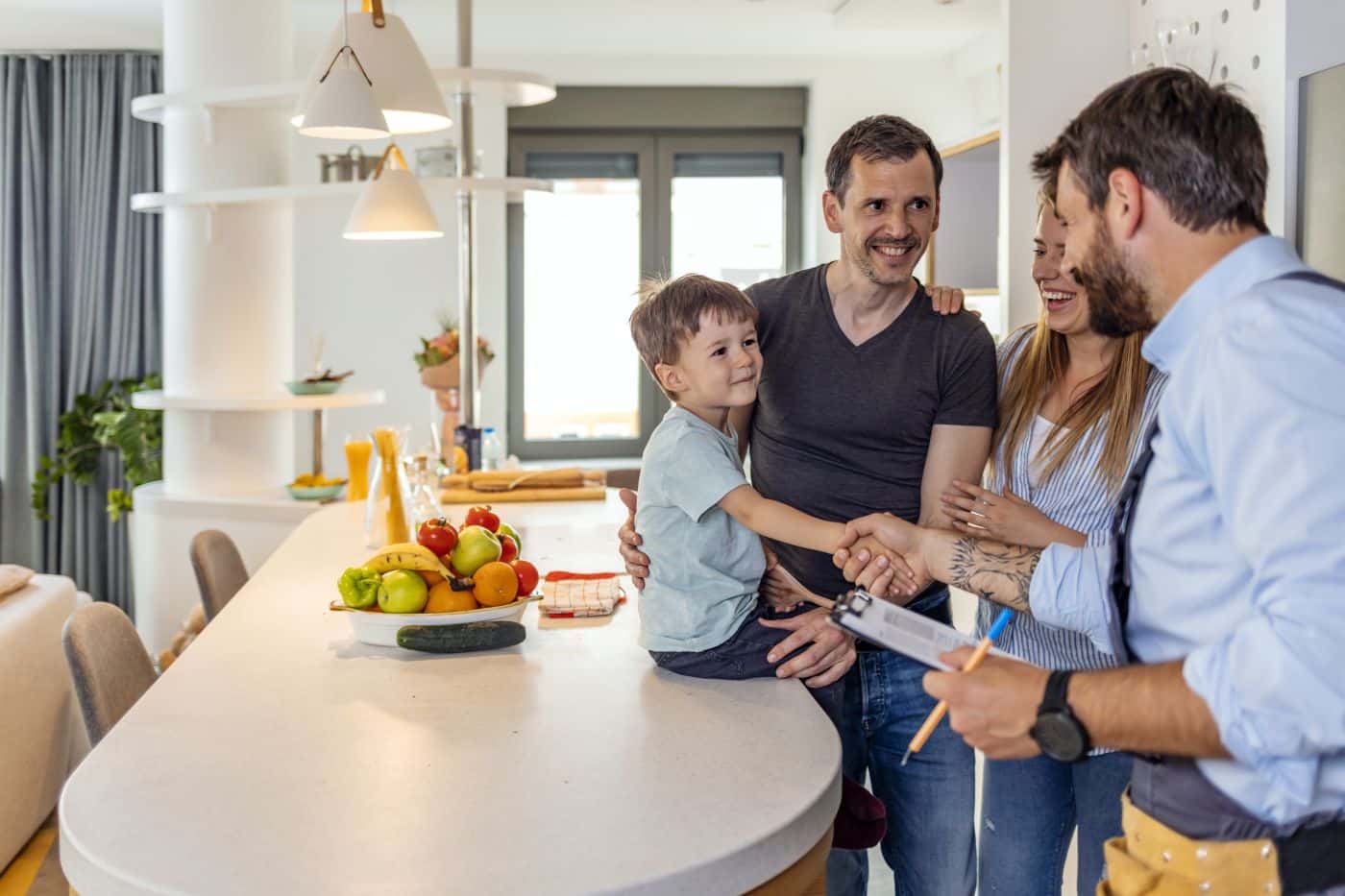 Ein Techniker der Frauenthal Handel Gruppe im Gespräch mit einer Familie in ihrem Esszimmer.