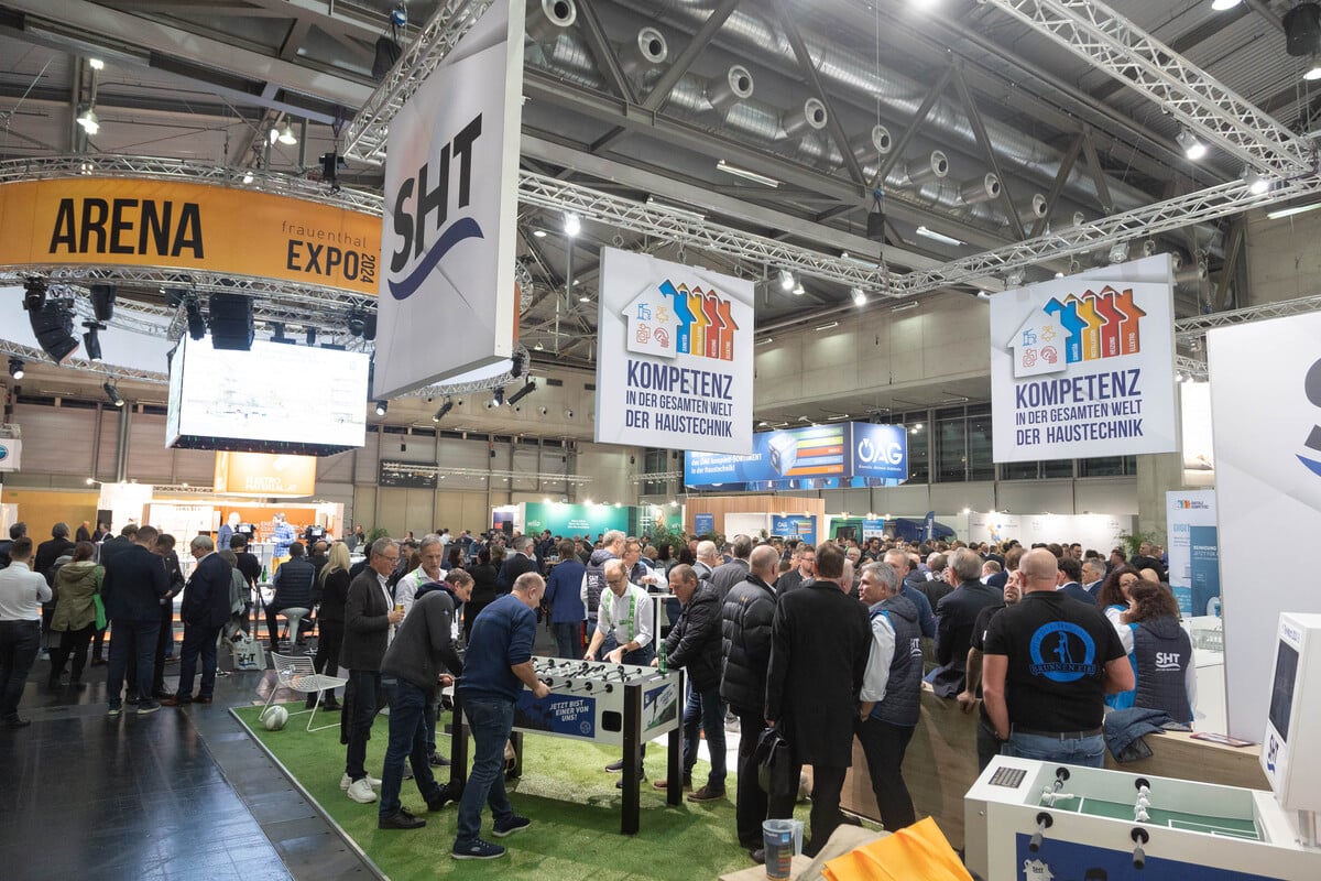 Halle mit Ausstellern und Besuchern auf der Frauenthal EXPO Messe.