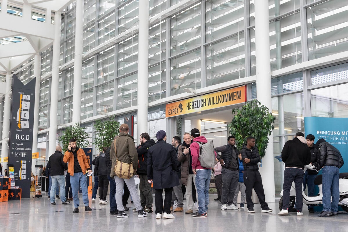 Besucher vor dem Eingang zur Frauenthal EXPO Messe.