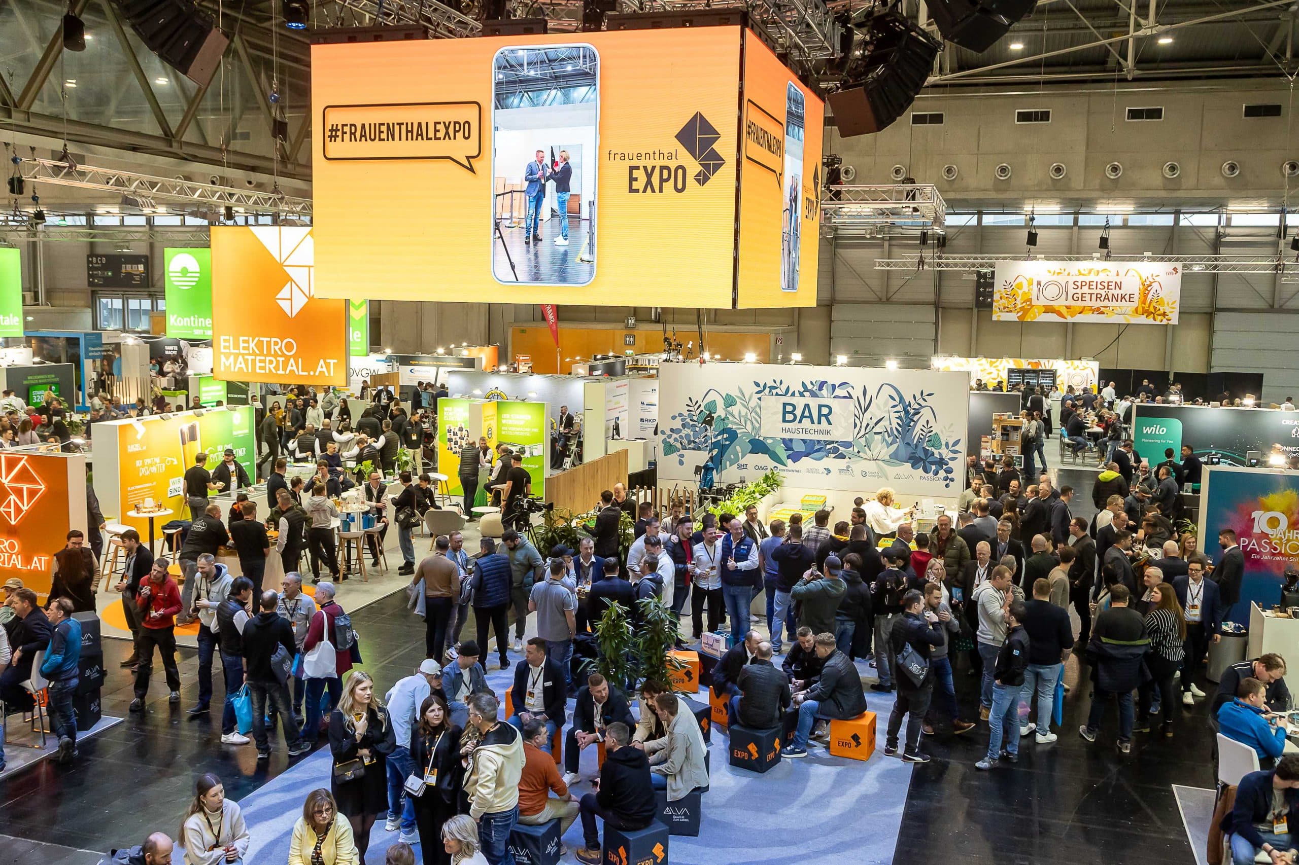 Messehalle der Frauenthal EXPO Messe mit vielen Ausstellern und Besuchern an den Messeständen.