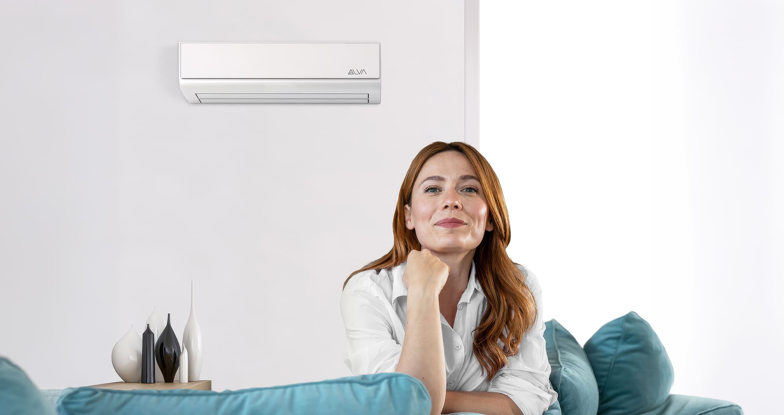 Eine Frau genießt das angenehm temperierte Wohnzimmer mit einer Klimaanlage von ALVA die kühlen und heizen kann.