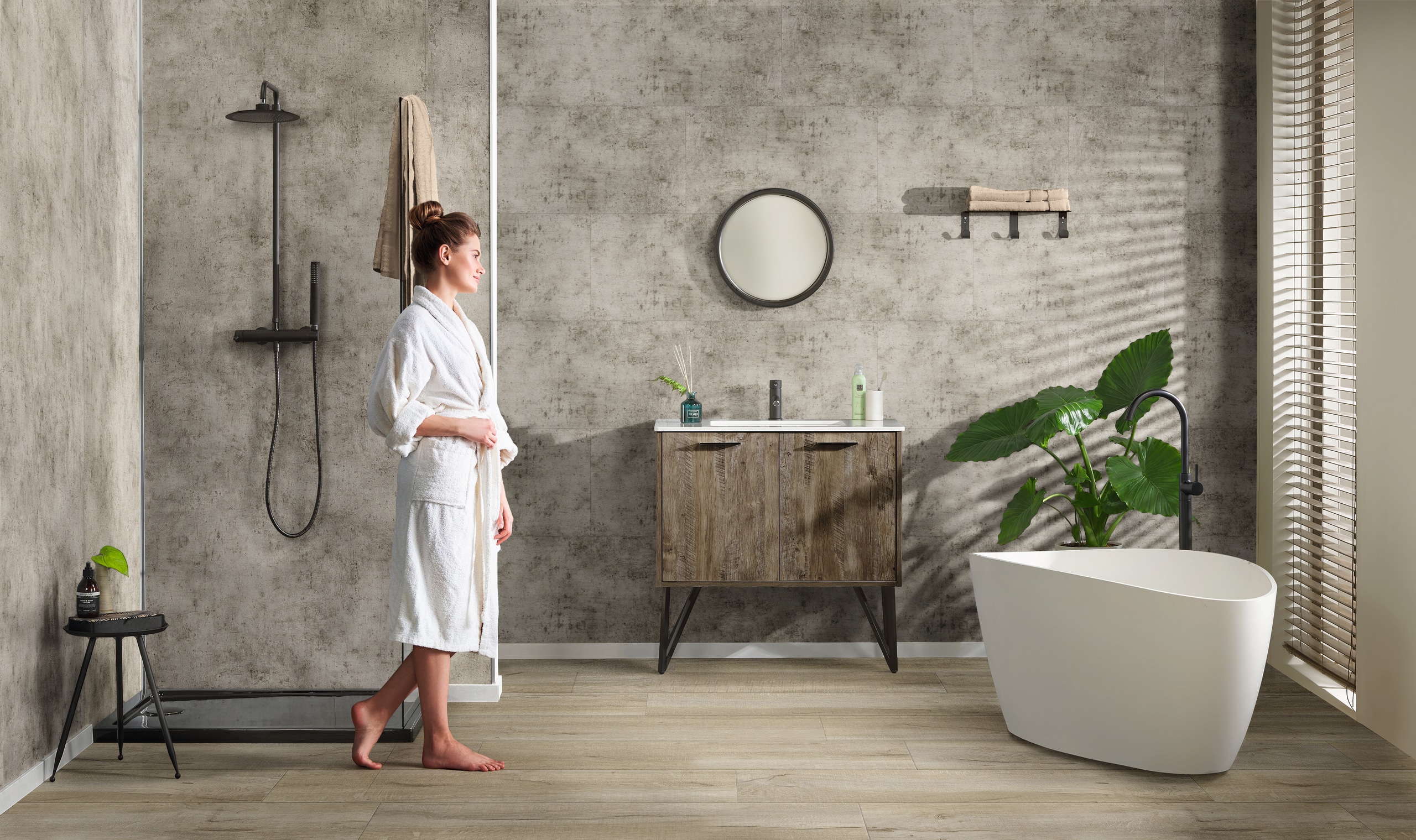 Gerflor präsentiert den Wandbelag Mural Revela in Steinoptik in einem großen Badezimmer mit Dusche und freistehender Badewanne.