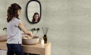 Gerflor präsentiert den Wandbelag Mural Revela in Steinoptik in einem Badezimmer.