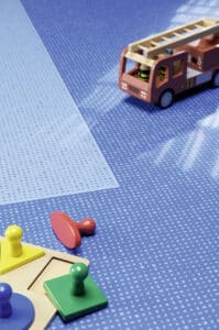Gerflor präsentiert einen Bodenbelag in einem Kinderzimmer in Blautönen.