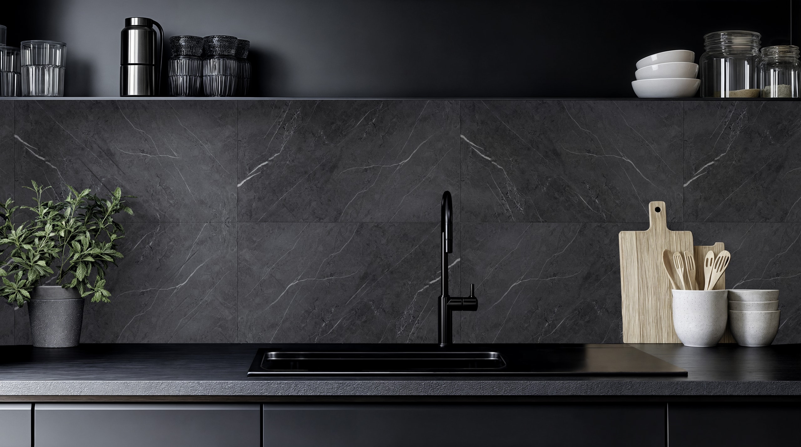 Gerflor präsentiert die Küchenrückwand Mural Revela in schwarzer Marmoroptik.