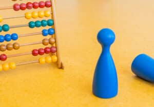 Gerflor zeigt einen orange melierten Linoleum-Bodenbelag in einem Kindergarten.