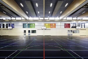 Gerflor zeigt einen schwarzen Linoleum-Bodenbelag in einer Sporthalle.
