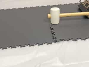 Gerflor zeigt, wie die Platten der Vinyl- und Linoleumbodenbeläge einfach zu verbinden und zu verlegen sind.