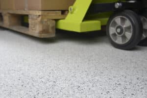Gerflor zeigt den Bodenbelag in einer Halle, die von Staplern befahren wird.