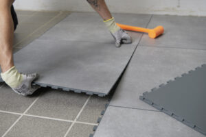 Gerflor zeigt, wie die Platten der Vinyl- und Linoleumbodenbeläge einfach über bestehende Böden verlegt werden können.