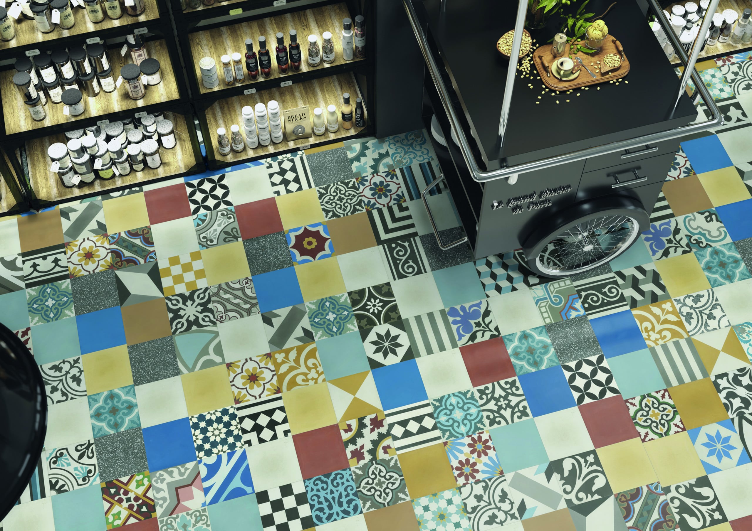 Botique mit einem ausgefallenen Vinyl-Bodenbelag von Gerflor im Design von bunten Fliesen.