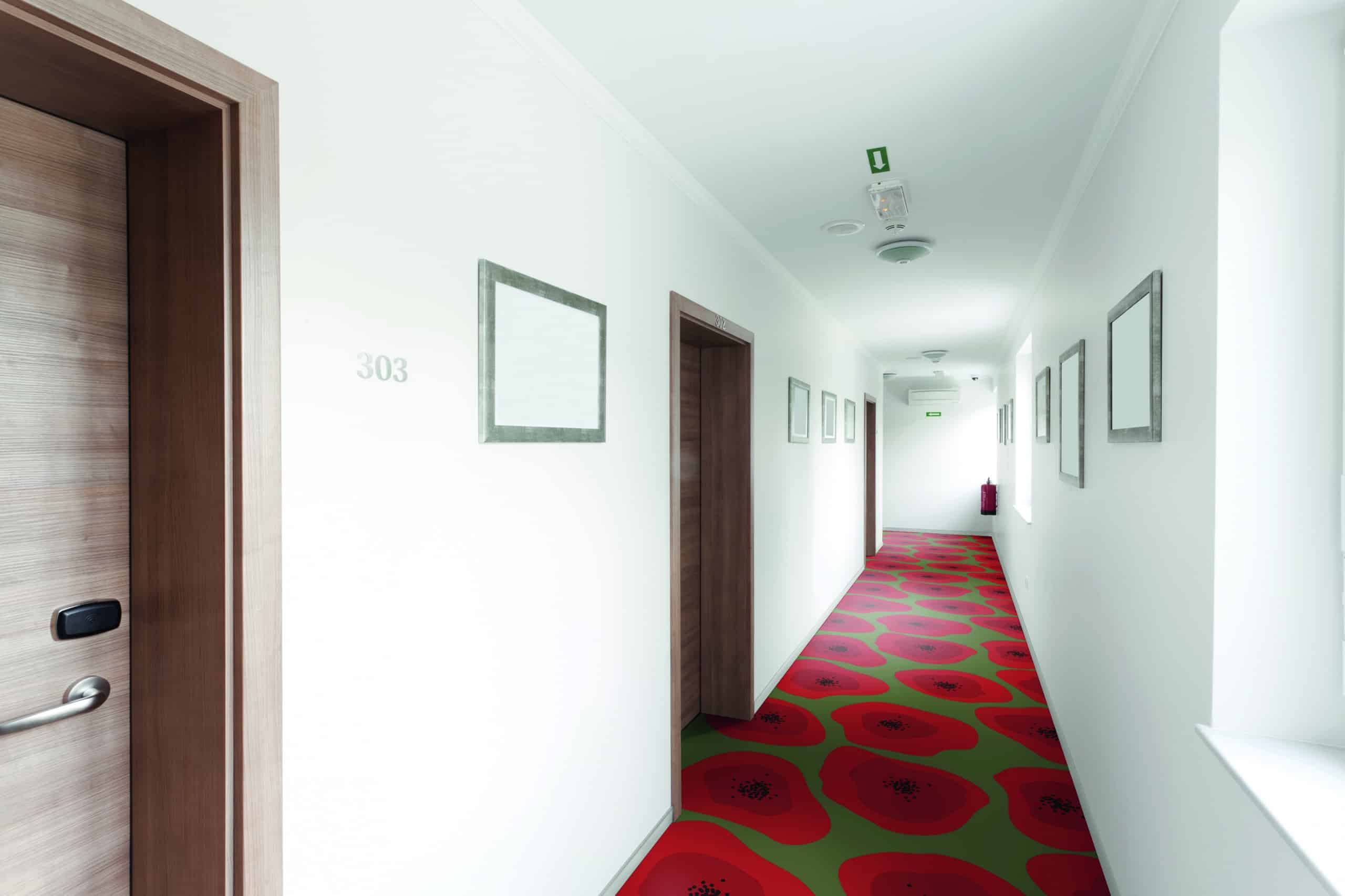 Hotelflur mit einem Vinyl-Bodenbelag von Gerflor im Mohnblumen-Design.