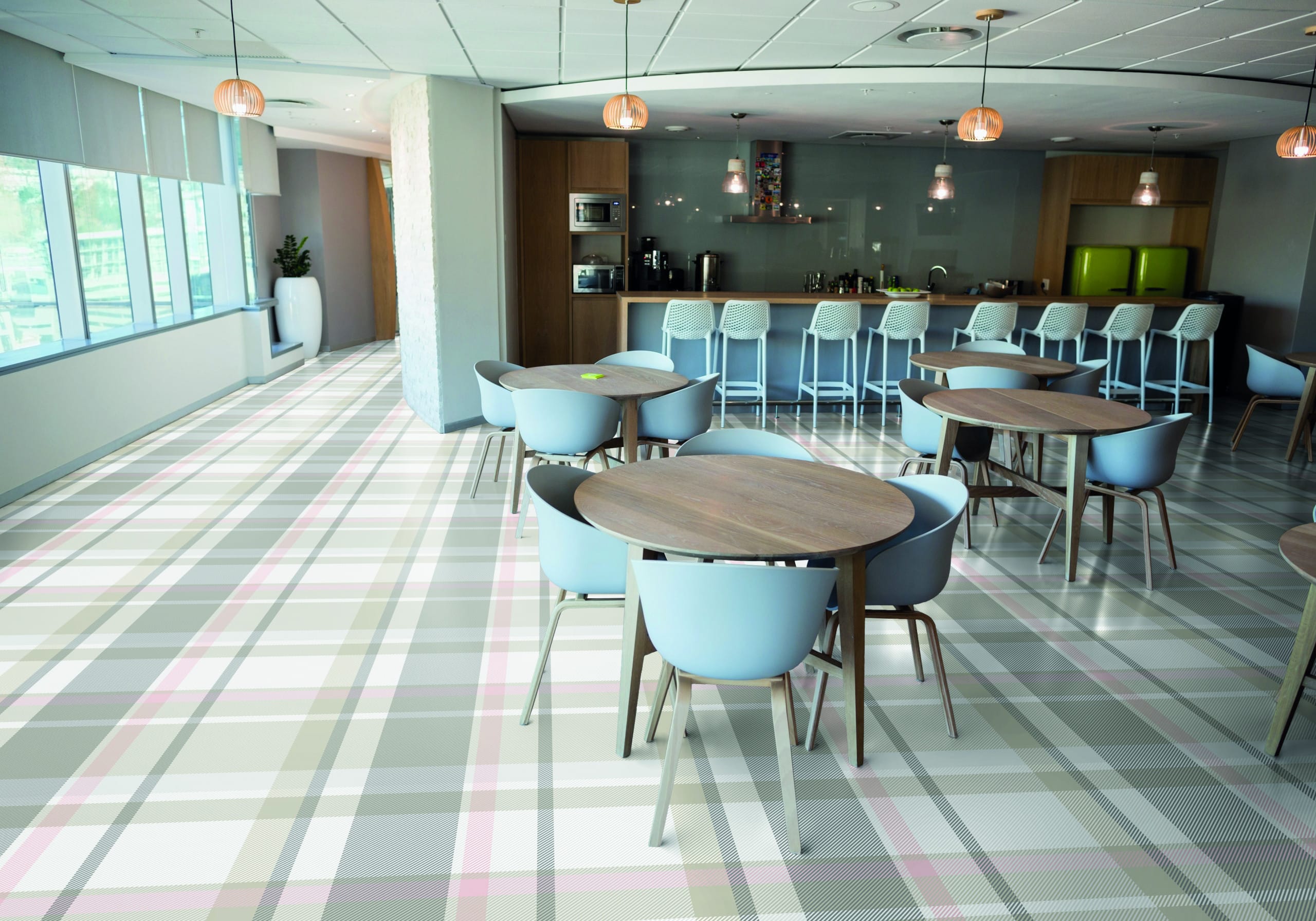 Bürobistro mit Vinyl-Bodenbelag von Gerflor im Tartan-Design.