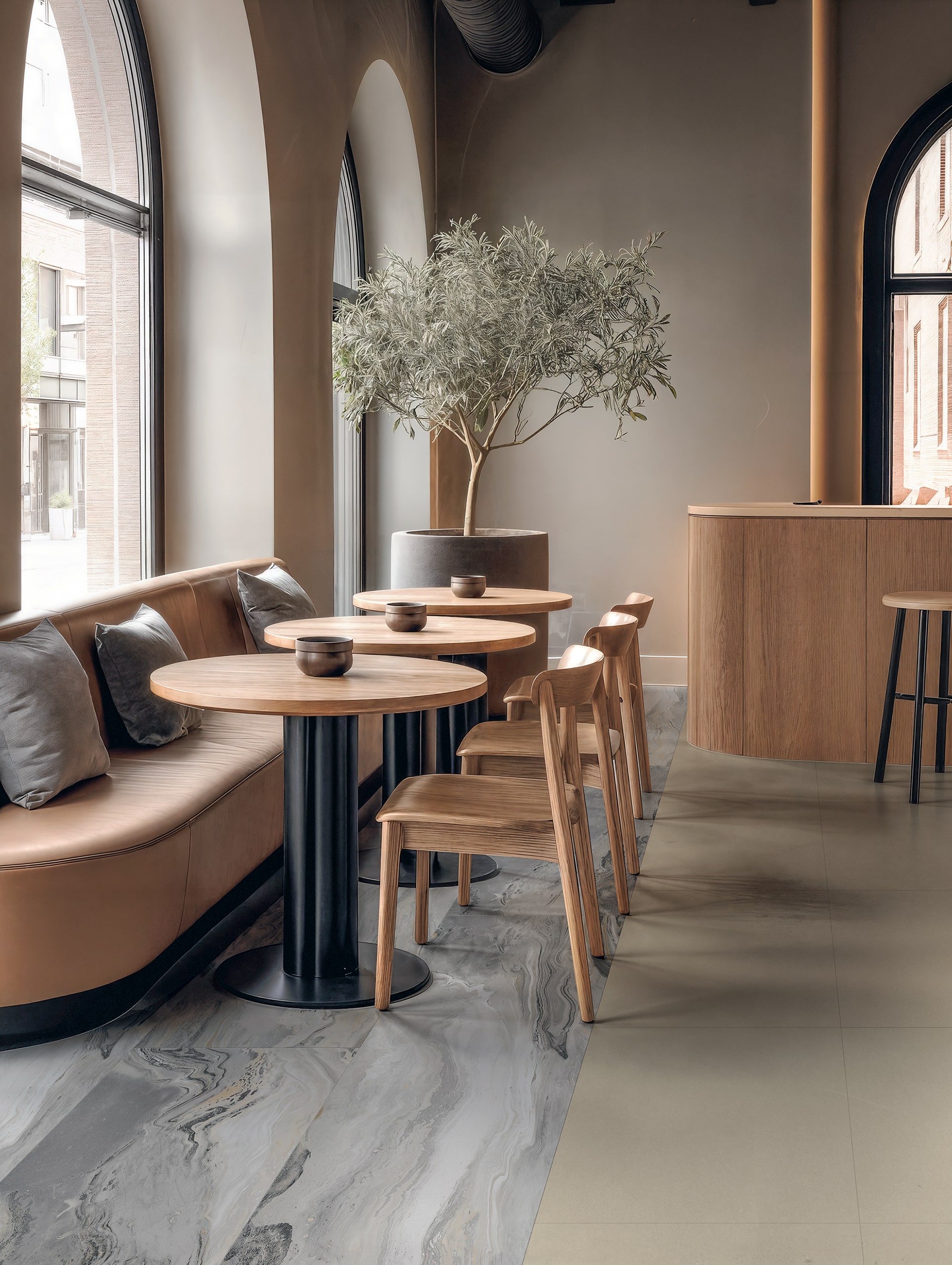 Gerflor zeigt eine Bar mit Sitzgelegenheiten und einem grau marmorierten und einem beigen Bodenbelag.