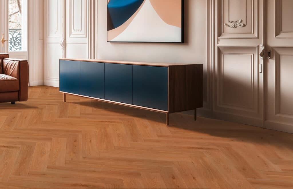 Gerflor zeigt ein elegantes Wohnzimmer mit einem Fischgrätparkett Bodenbelag.