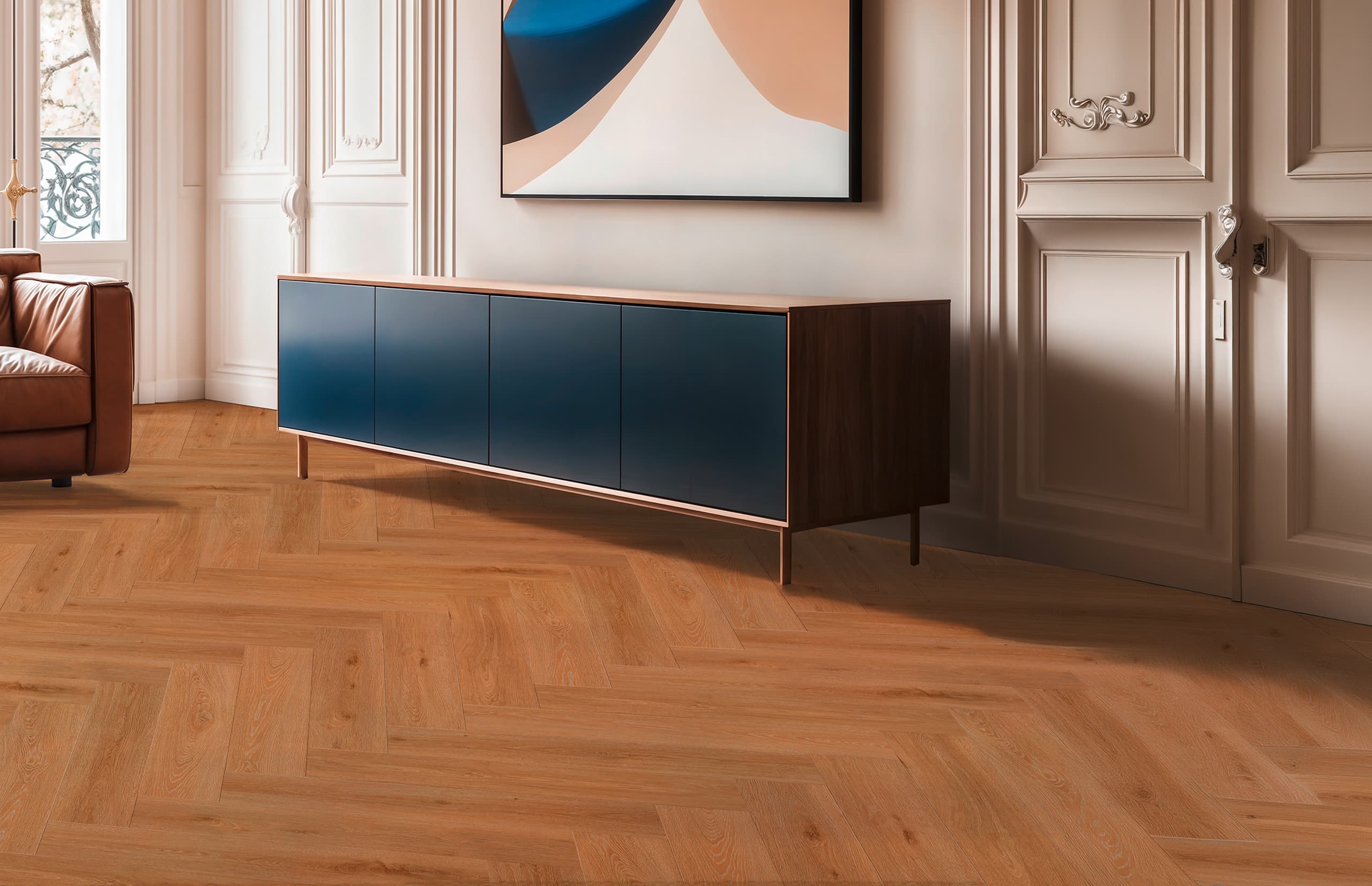 Gerflor zeigt ein elegantes Wohnzimmer mit einem Fischgrätparkett Bodenbelag.
