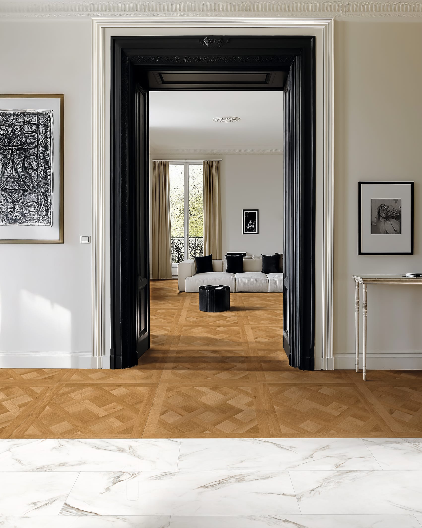 Gerflor zeigt ein elegantes Wohnzimmer mit einem Parkettbodenbelag, der bis in den Vorraum reicht und in einen weiß marmorierten Bodenbelag übergeht.