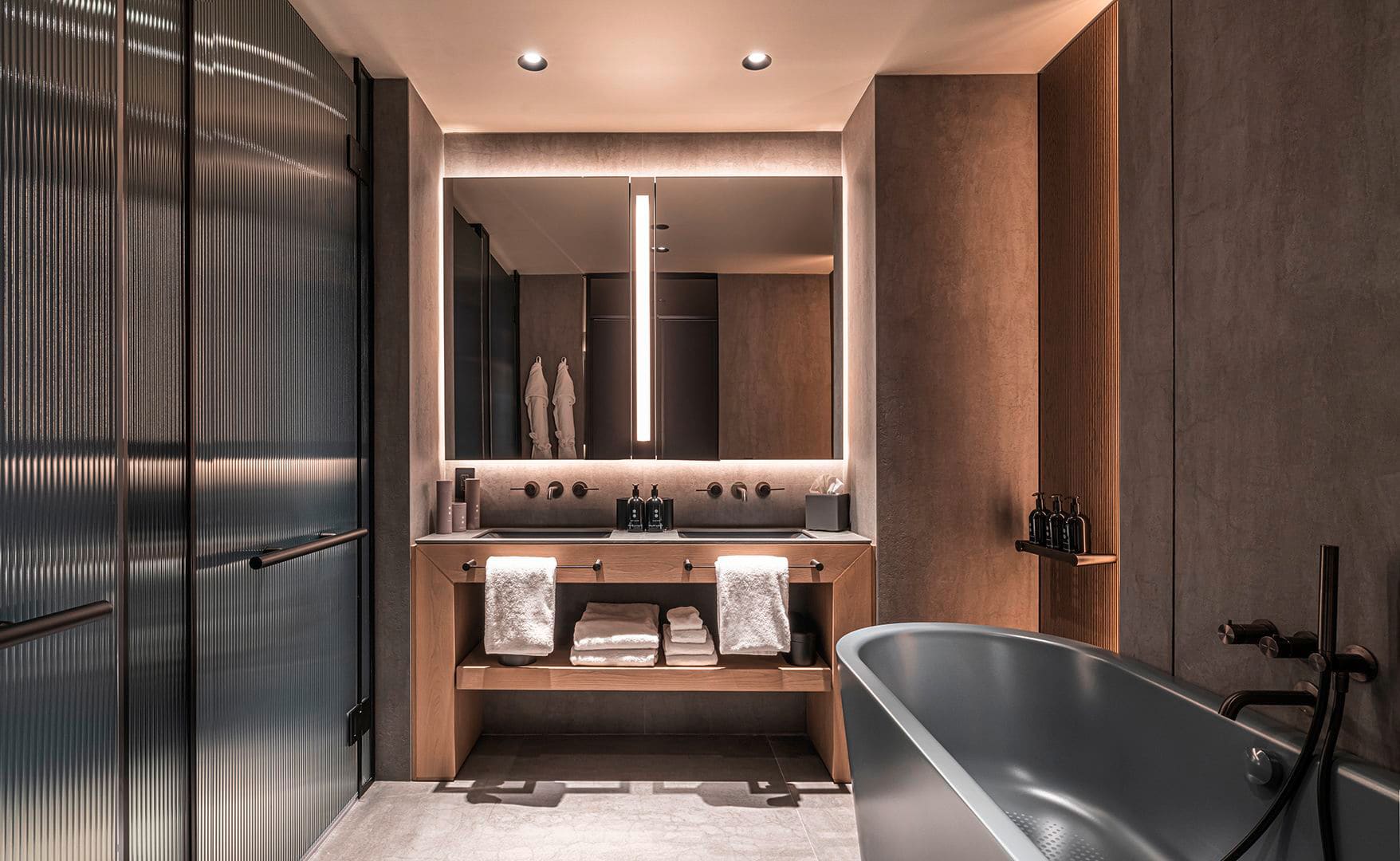 Gessi präsentiert ein Badezimmer mit Doppelwaschtisch und freistehender Badewanne mit Armaturen aus der Kollektion Inciso im CORE: New York.