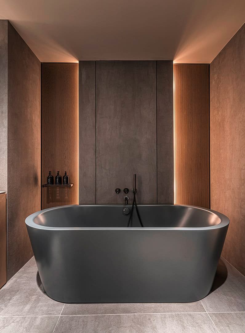 Gessi präsentiert eine freistehende Badewanne mit Armaturen und Handbrause aus der Kollektion Inciso im CORE: New York.
