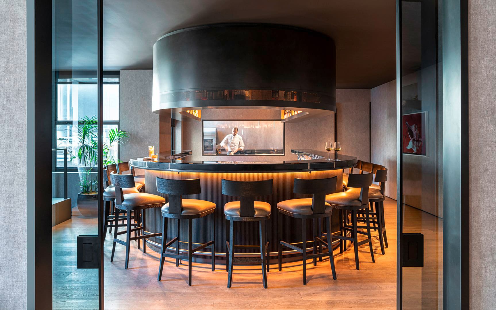 Gessi zeigt eine Bar mit durch Glas getrennter Küche im CORE: New York.
