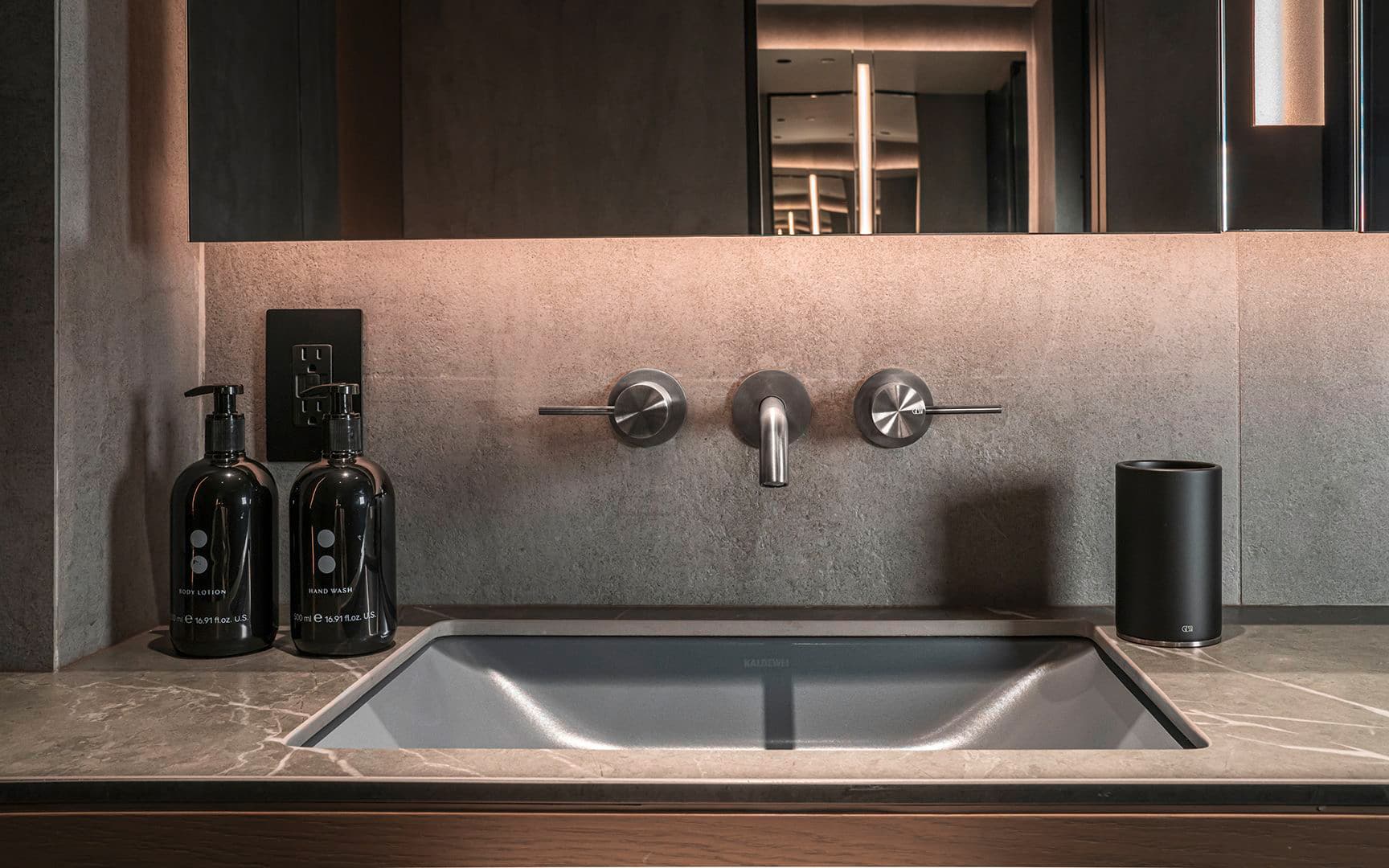 Gessi zeigt einen Waschtisch mit Wandarmaturen aus der Inciso-Kollektion im CORE: New York.