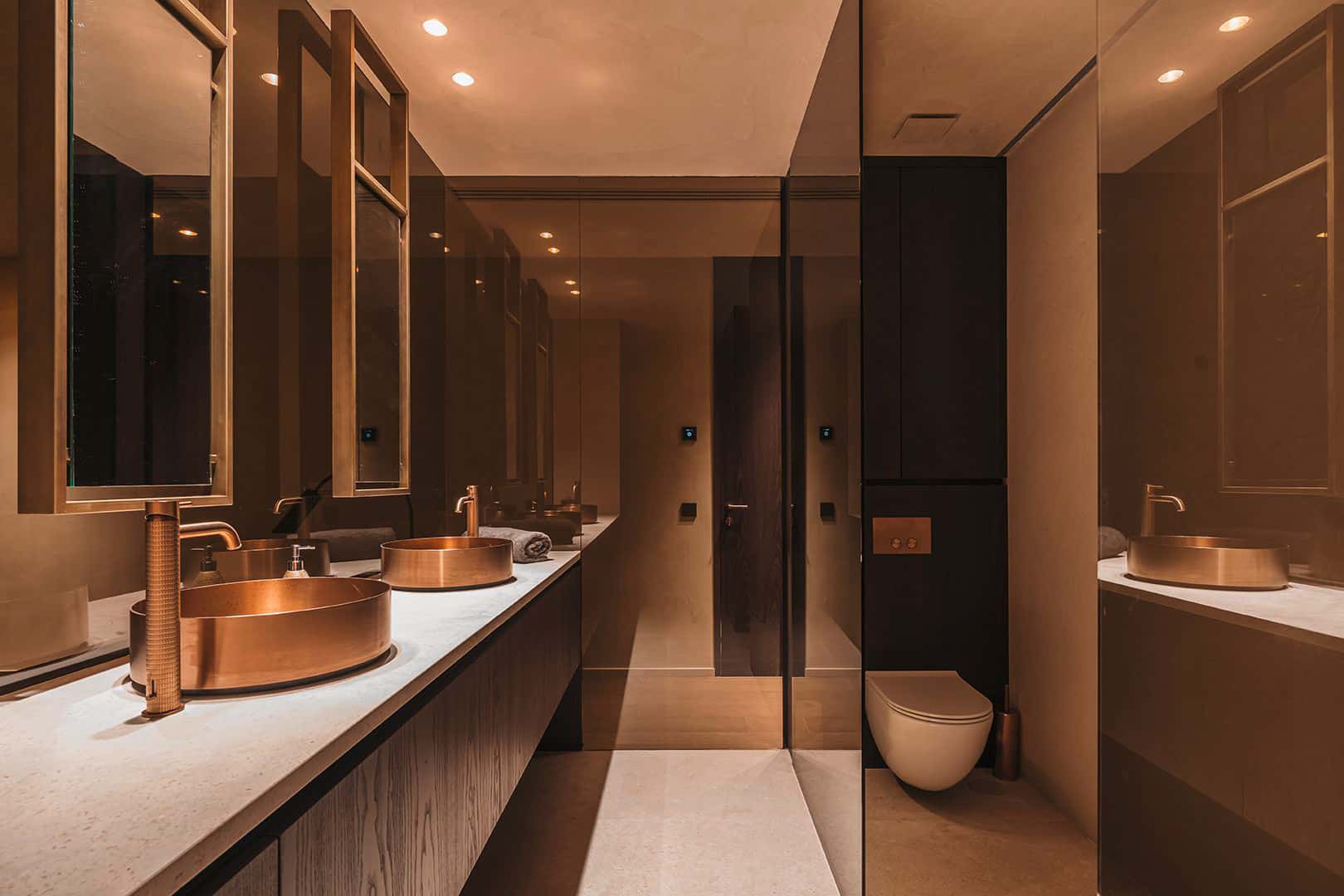 Gessi zeigt ein Bad mit WC und Aufsatzwaschbecken und Armaturen aus der Serie Gessi316.