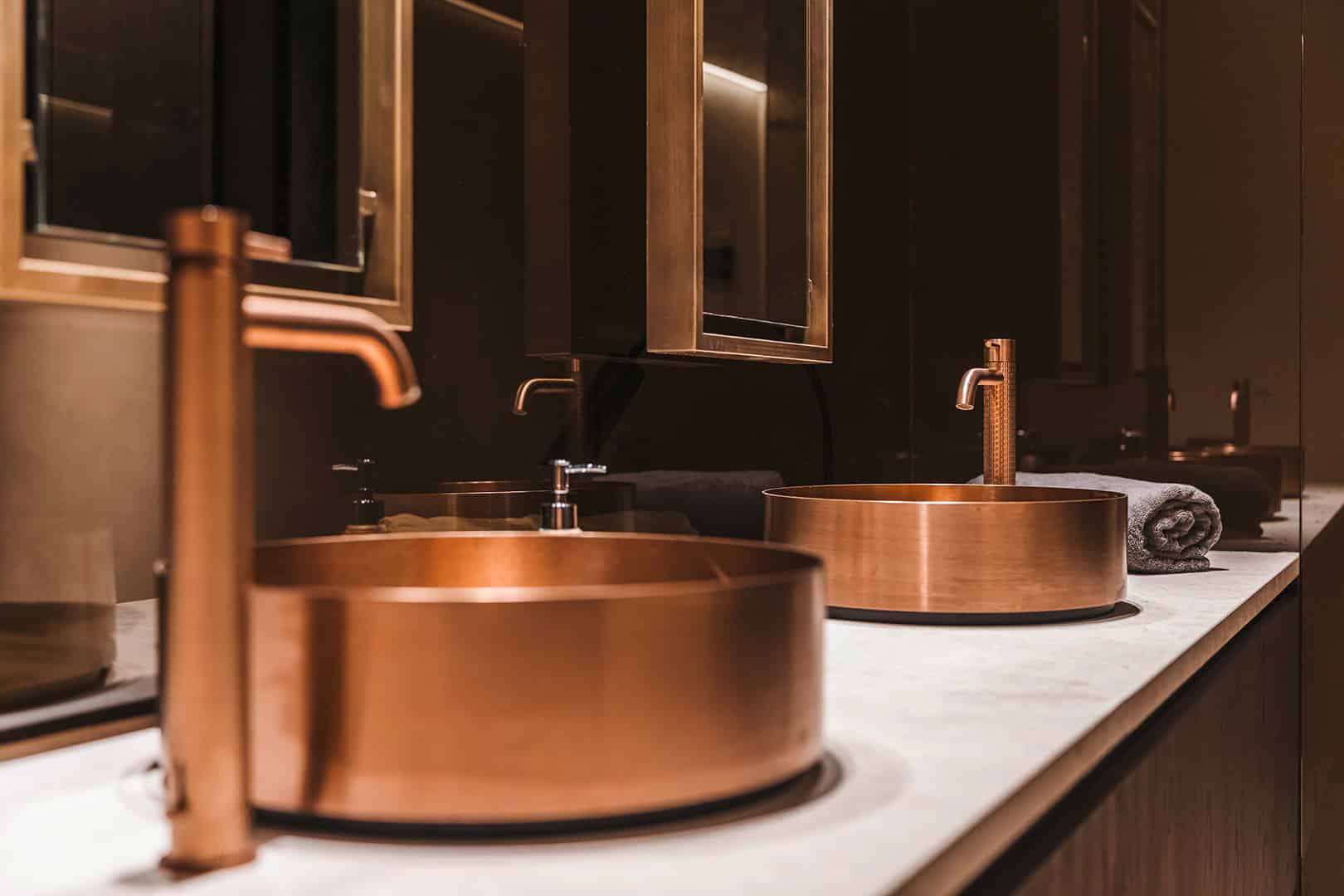 Gessi präsentiert zwei Aufsatzwaschbecken mit Armaturen aus der Serie Gessi316 im Bad der Casa Cuiabá.