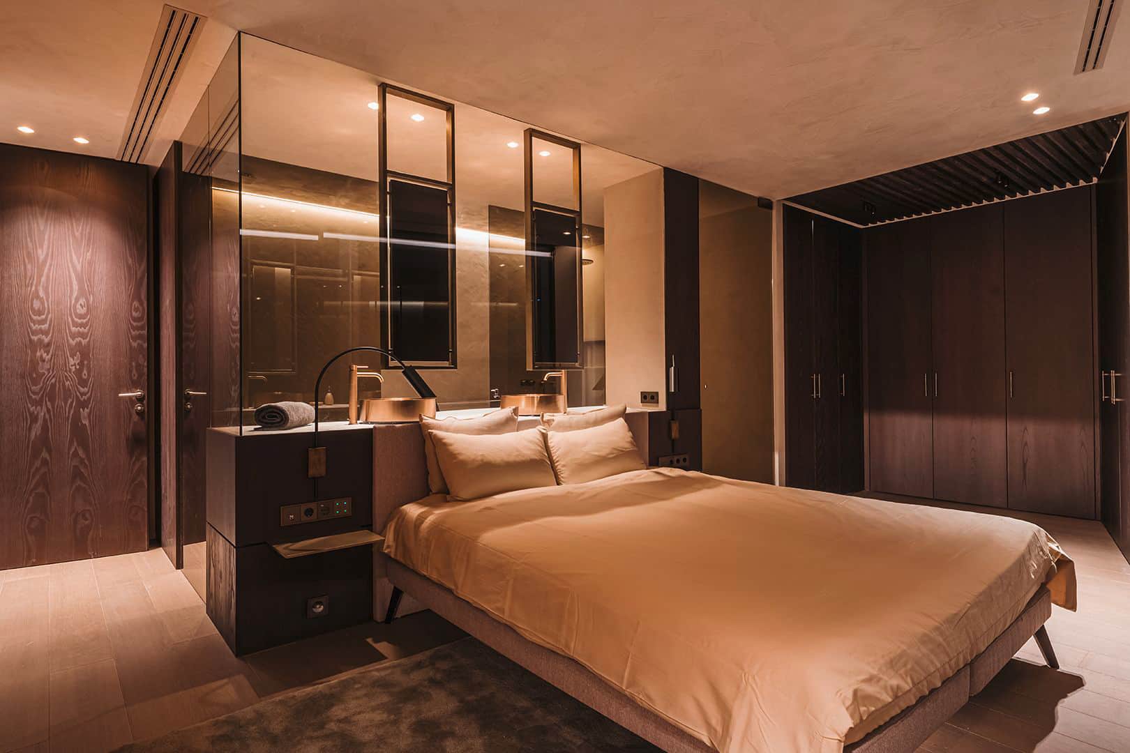 Gessi zeigt ein Schlafzimmer mit angeschlossenem Bad mit Aufsatzwaschbecken und Armaturen aus der Serie Gessi316.