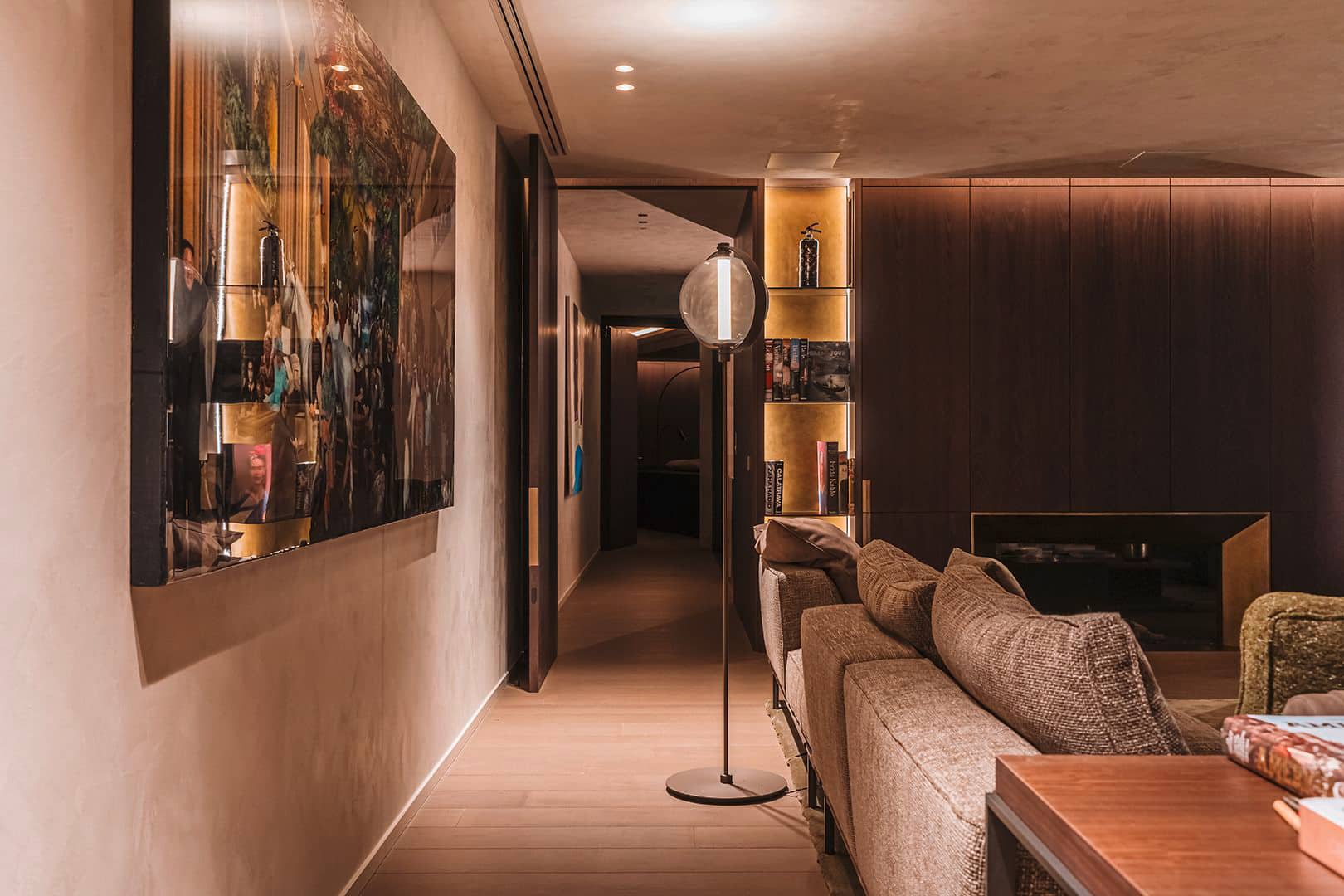 Gessi präsentiert den Wohnraum mit gemütlicher Couch, Kamin und Kunst in der Casa Cuiabá.
