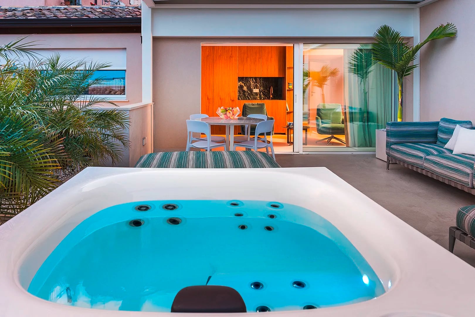 Gessi zeigt eine Terrasse mit einem Whirlpool in den Taormina Infinity Suites.