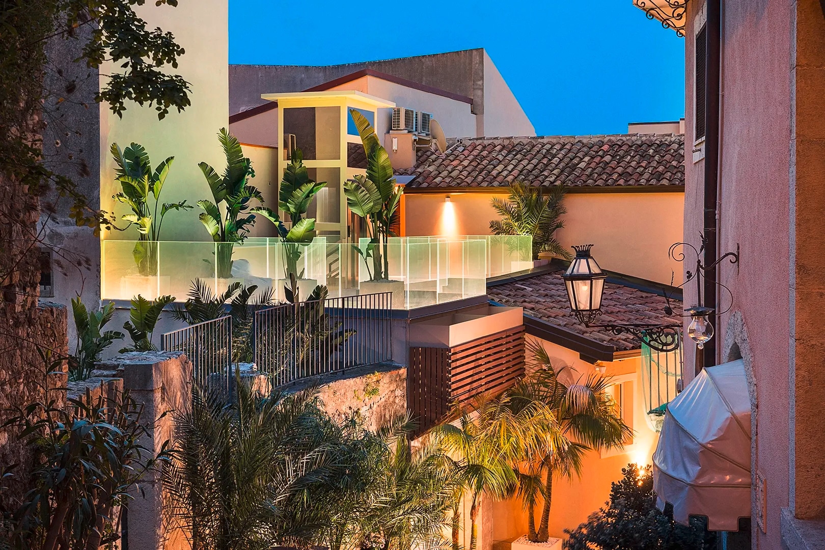 Gessi zeigt eine Terrasse der Taormina Infinity Suites in Abendstimmung.