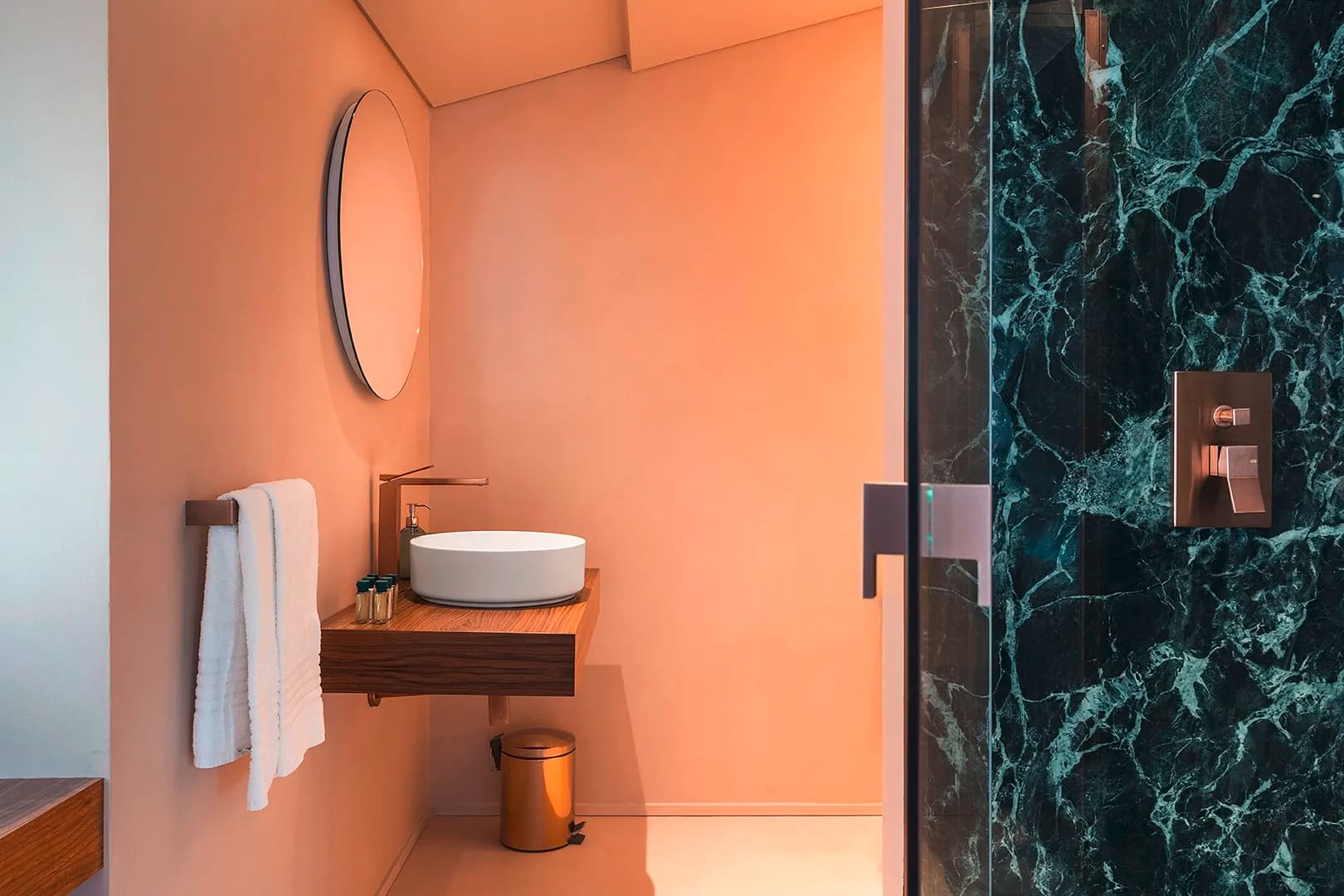 Gessi zeigt ein Badezimmer mit Waschtisch und Dusche mit Armaturen der Serie Rettangolo K in den Taormina Infinity Suites.