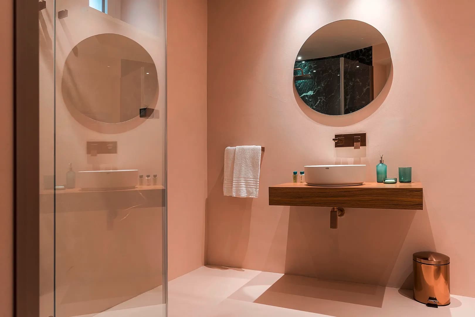 Gessi präsentiert ein Badezimmer mit Waschtisch mit Armaturen aus der Serie Rettangolo K in den Taormina Infinity Suites.