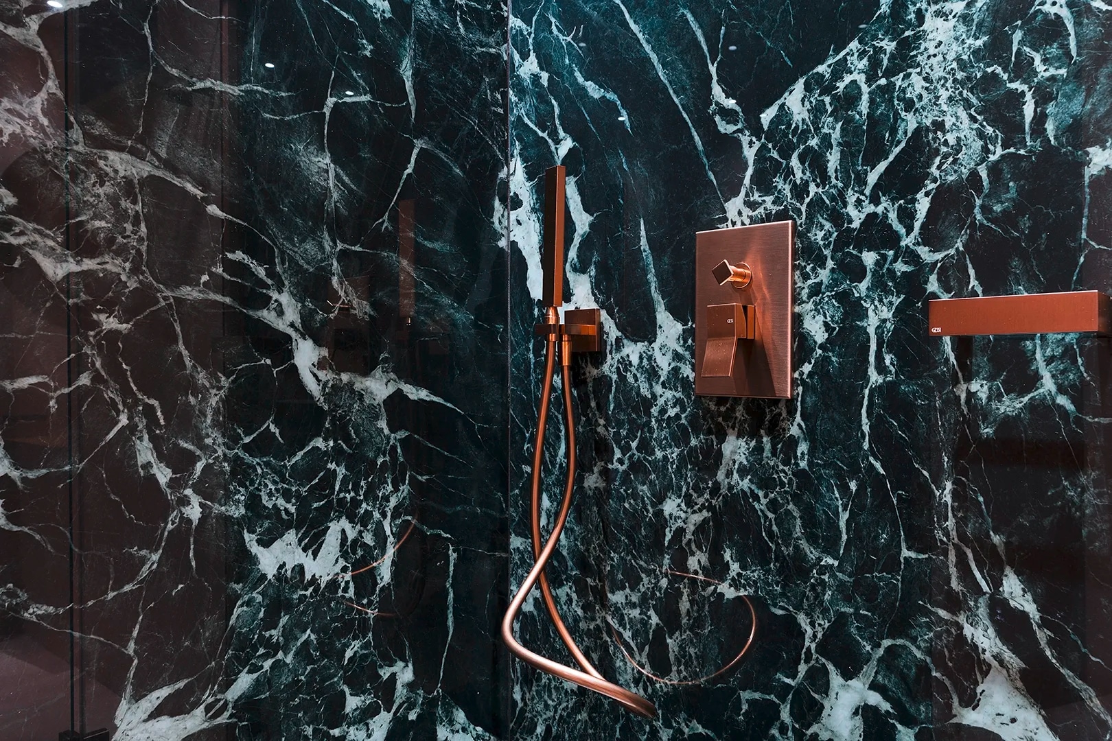 Gessi präsentiert ein Dusche mit Armaturen aus der Serie Rettangolo K in den Taormina Infinity Suites.